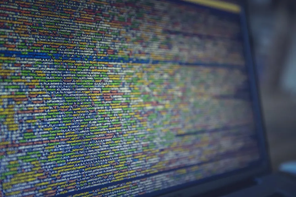 Código de site em close na tela de um monitor